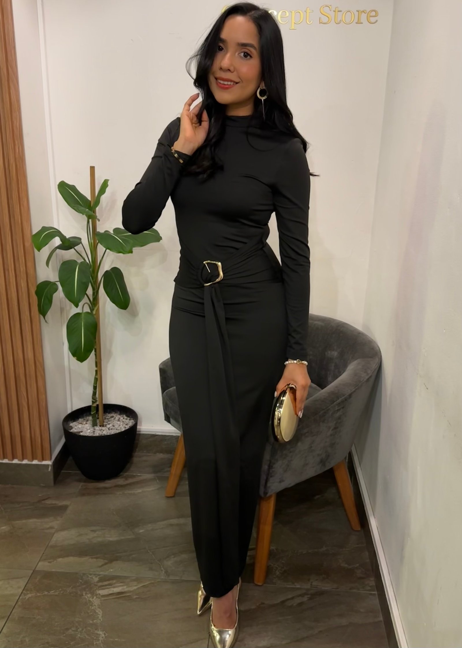 VESTIDO NEGRO MAXI PEGADO CON DETALLE DORADO