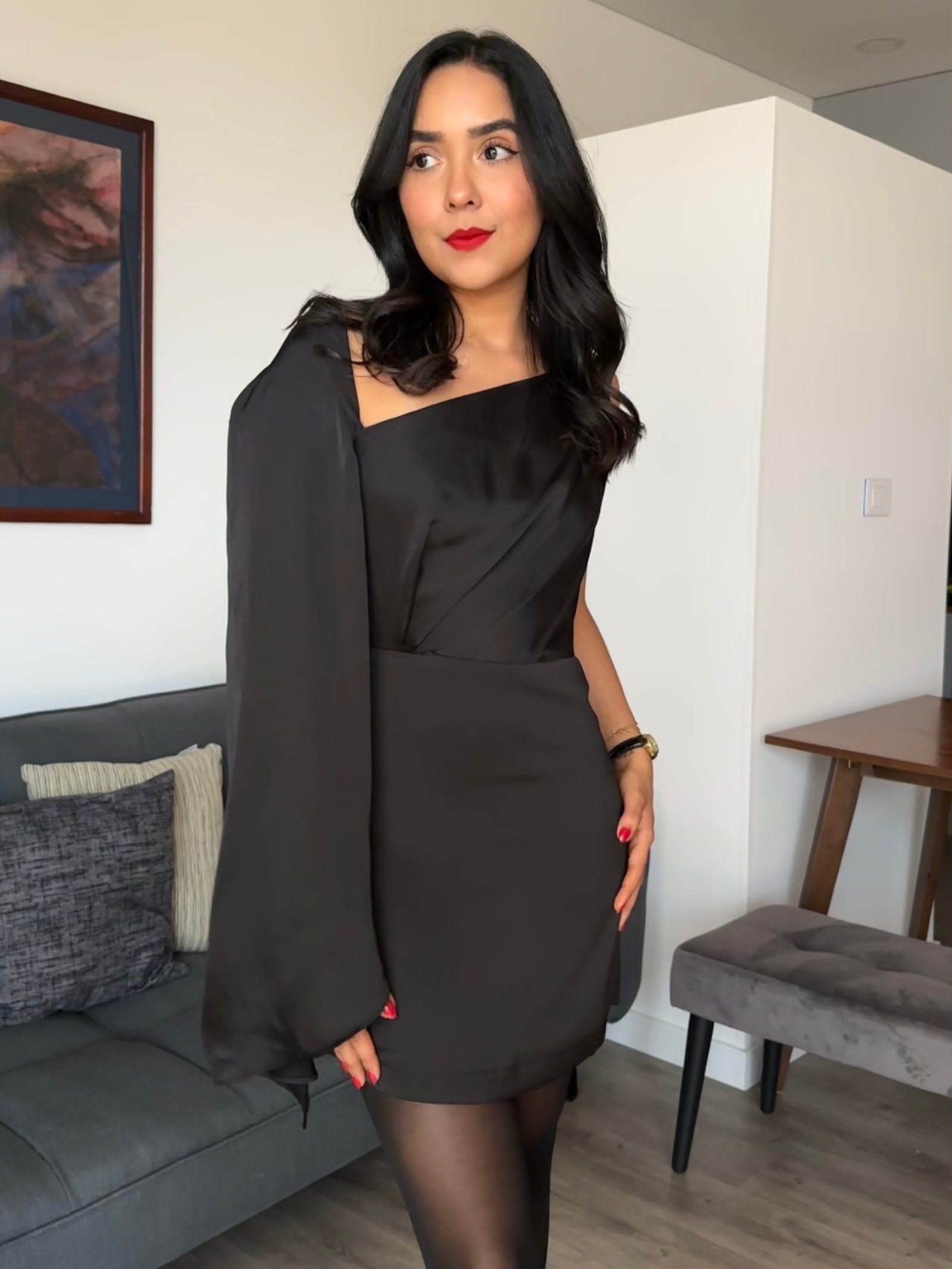 VESTIDO NEGRO SATINADO CON CAPA