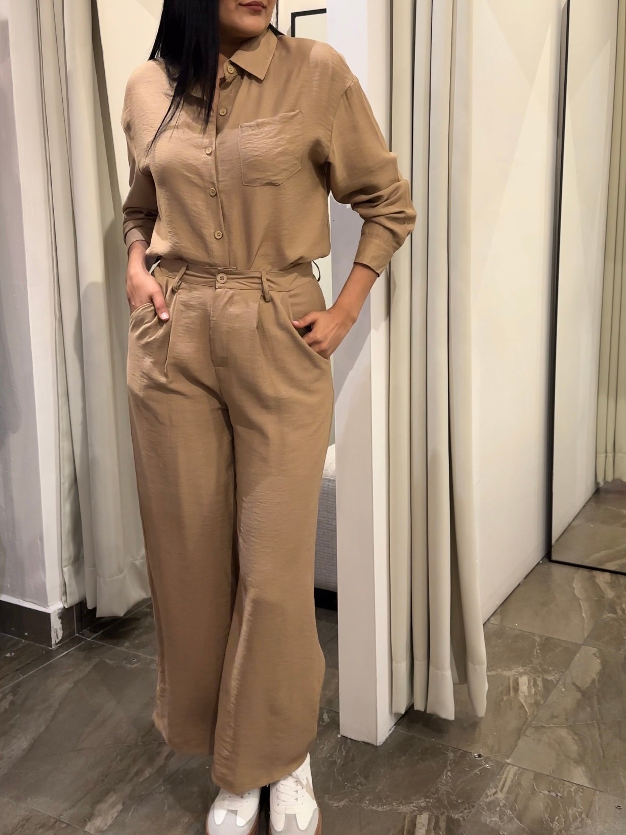 CONJUNTO PANTALÓN Y CAMISA CAFÉ