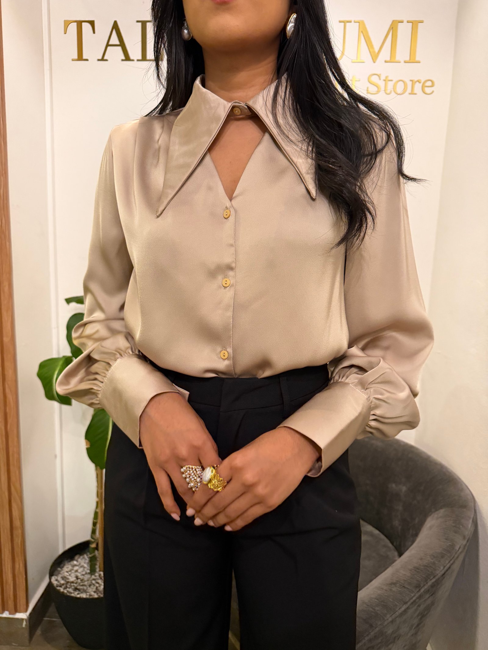 BLUSA SATINADA BEIGE MANGA LARGA CUELLO PICO