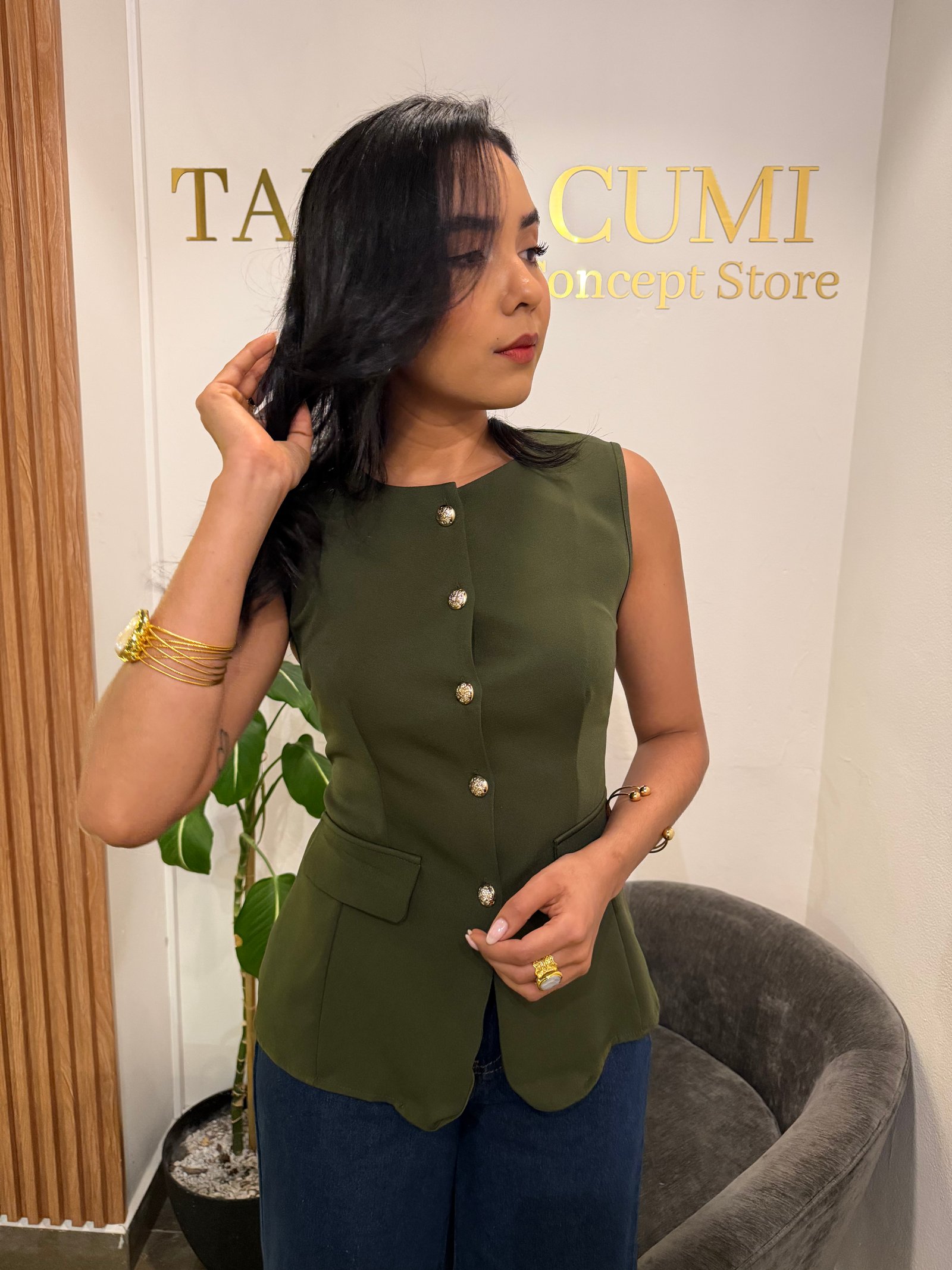 CHALECO DE BOTONES DORADOS