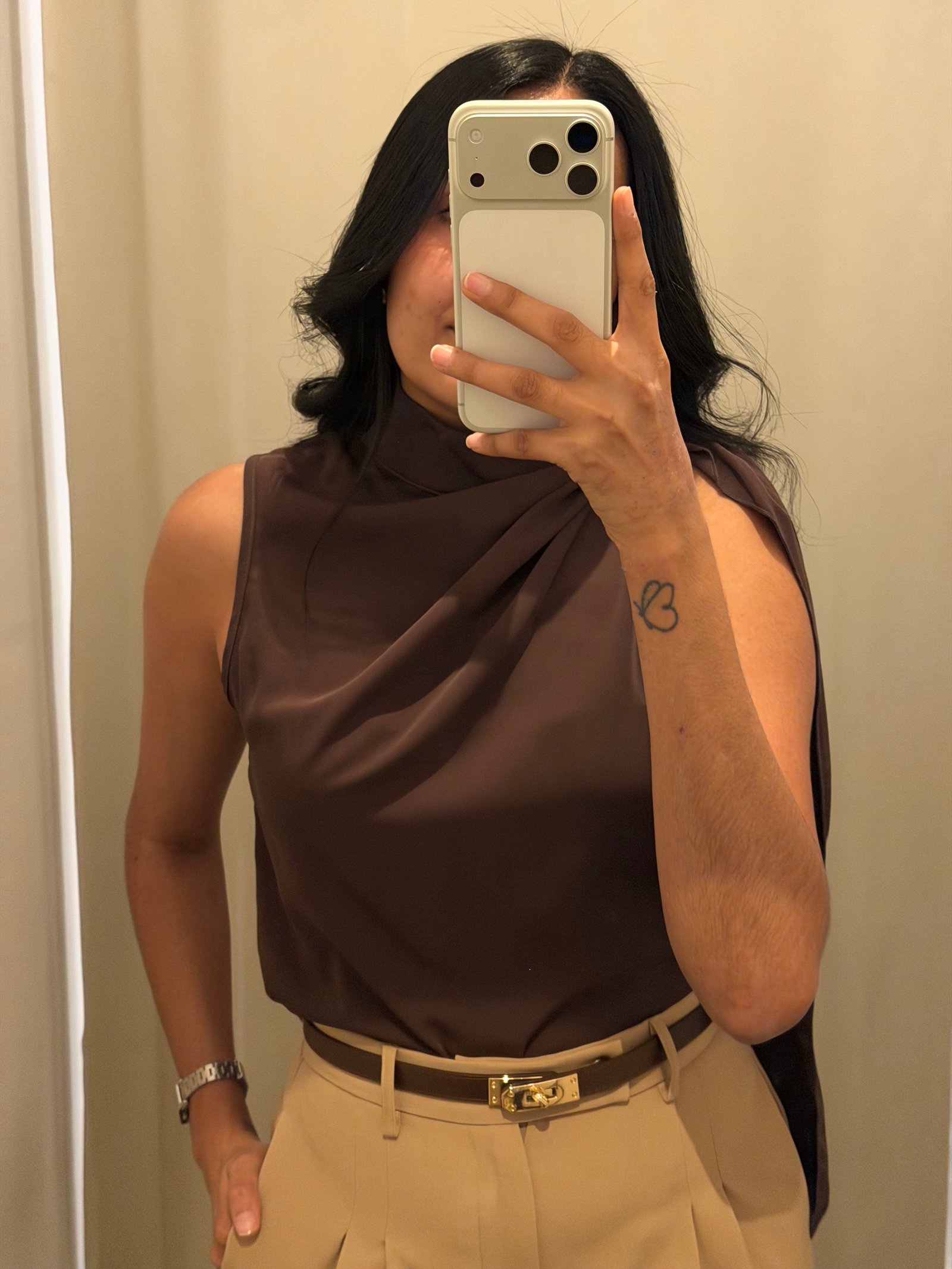 BLUSA HALTER SIN MANGAS CON LAZO CAFÉ