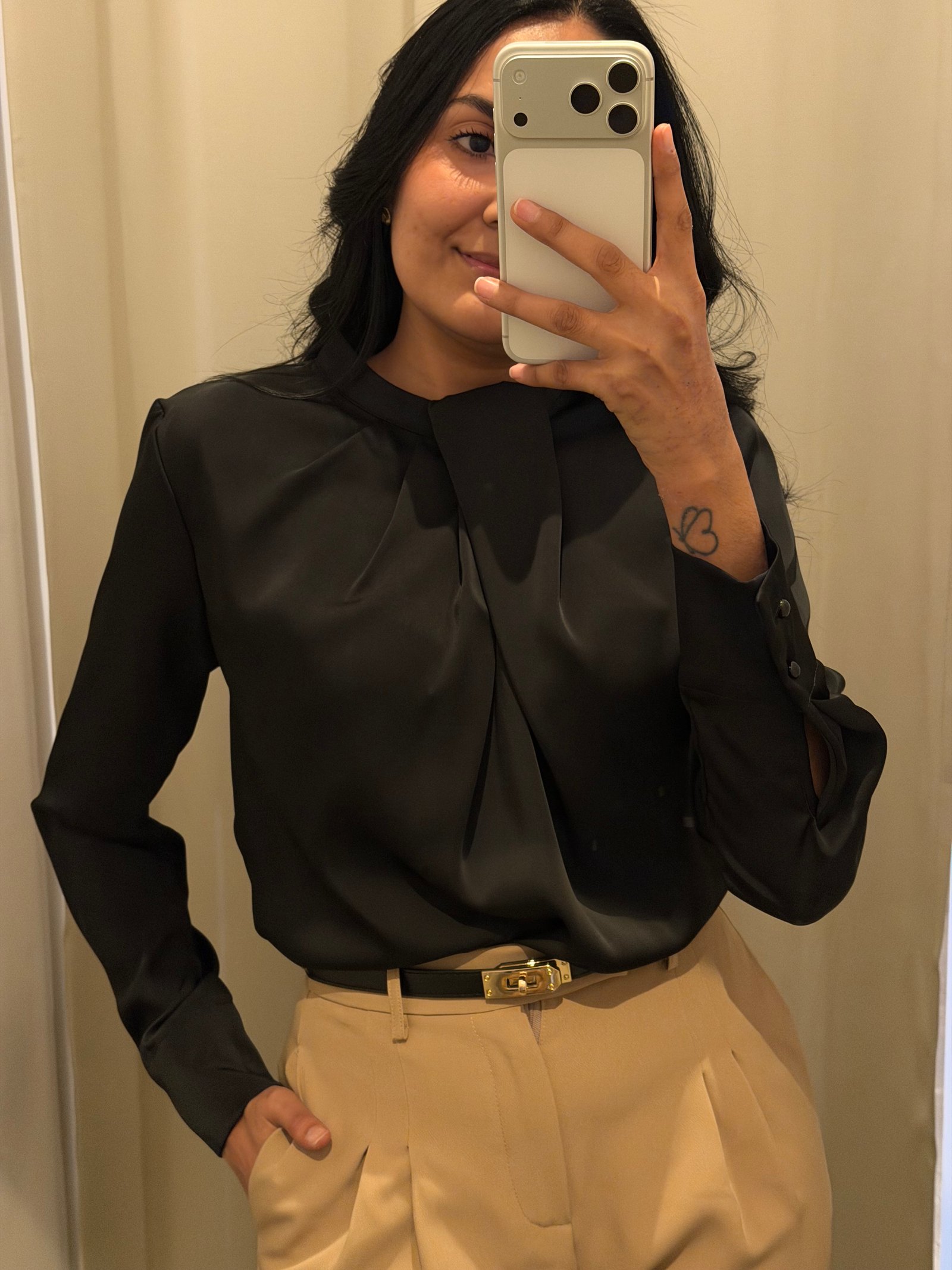 BLUSA SATINADA MANGA LARGA CUELLO ALTO NEGRO