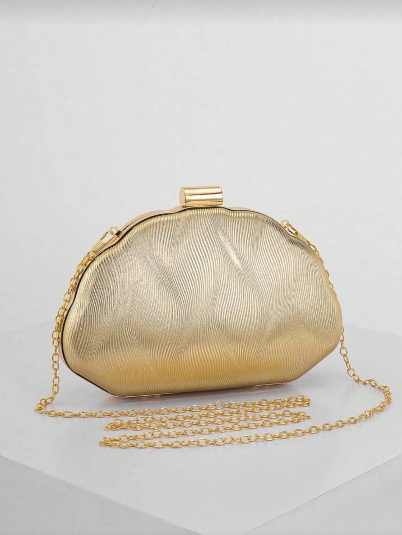 CLUTCH DORADO OVAL CONCHA MINIMALISTA