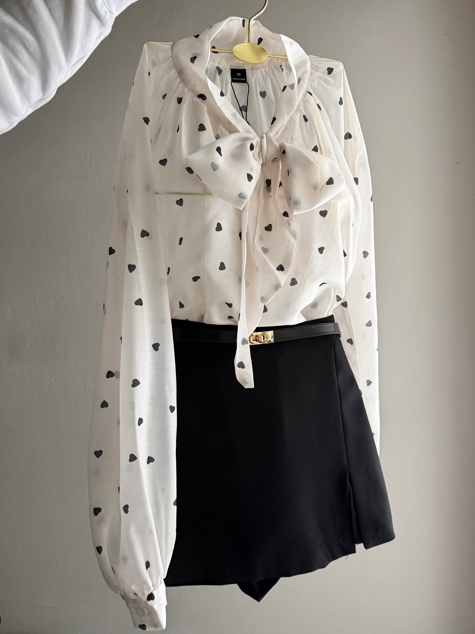 BLUSA MANGA LARGA BLANCO CON CORAZONES NEGROS