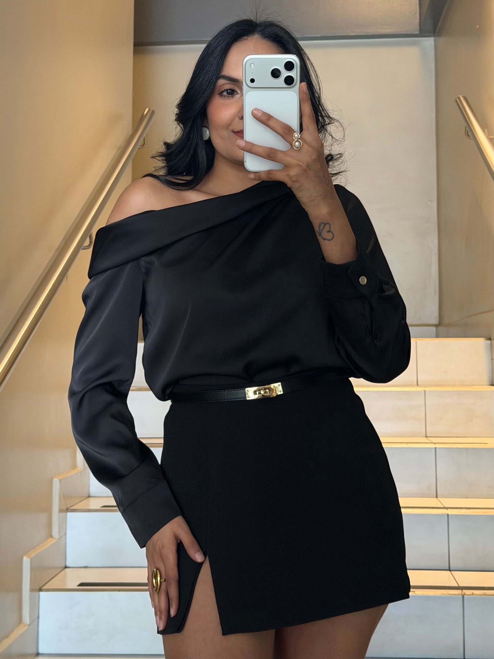 BLUSA SATINADA ONE SHOULDER DRAPEADA