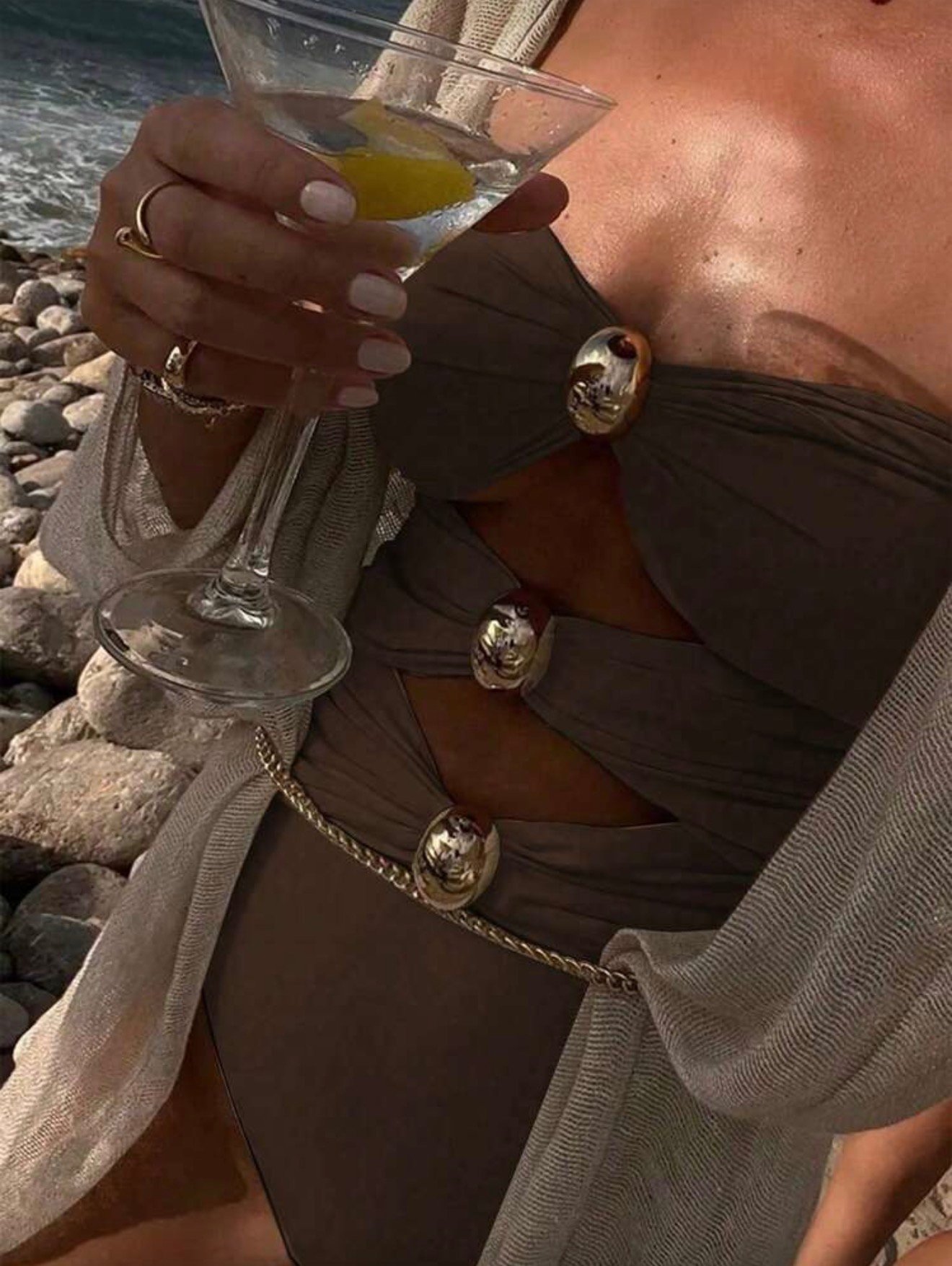 TRAJE DE BAÑO UNA PIEZA CAFÉ CON DETALLES DORADOS