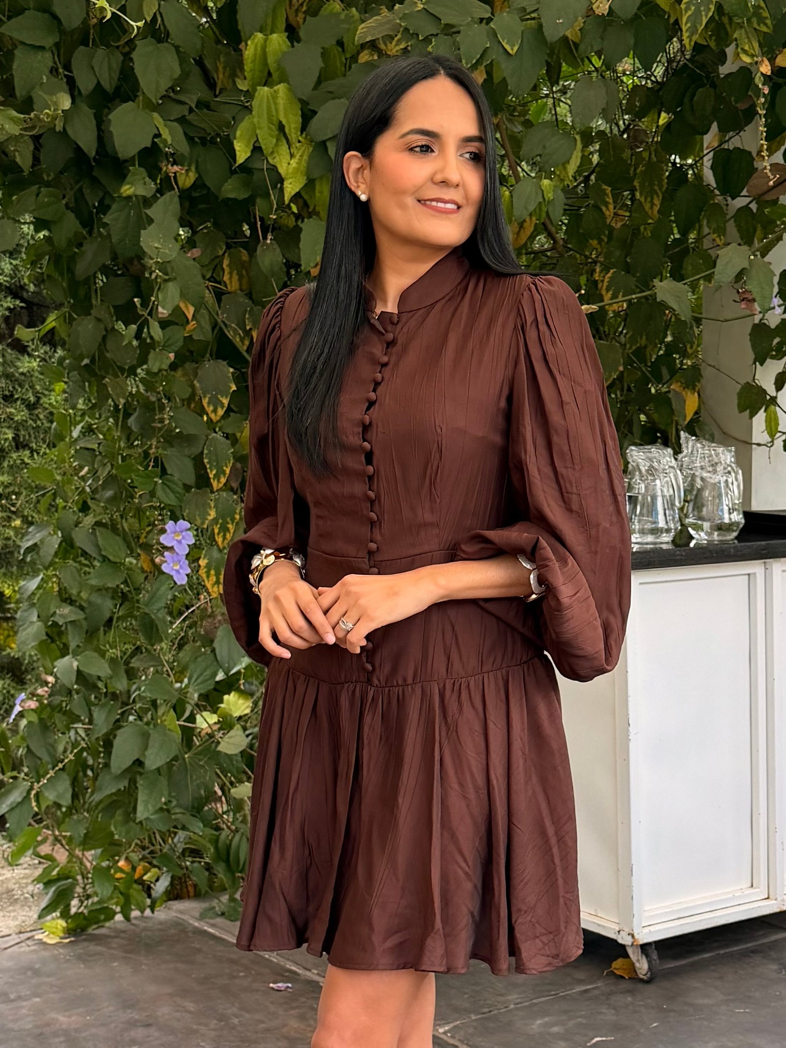 VESTIDO MINI CAFÉ CON BOTONES MANGA LARGA