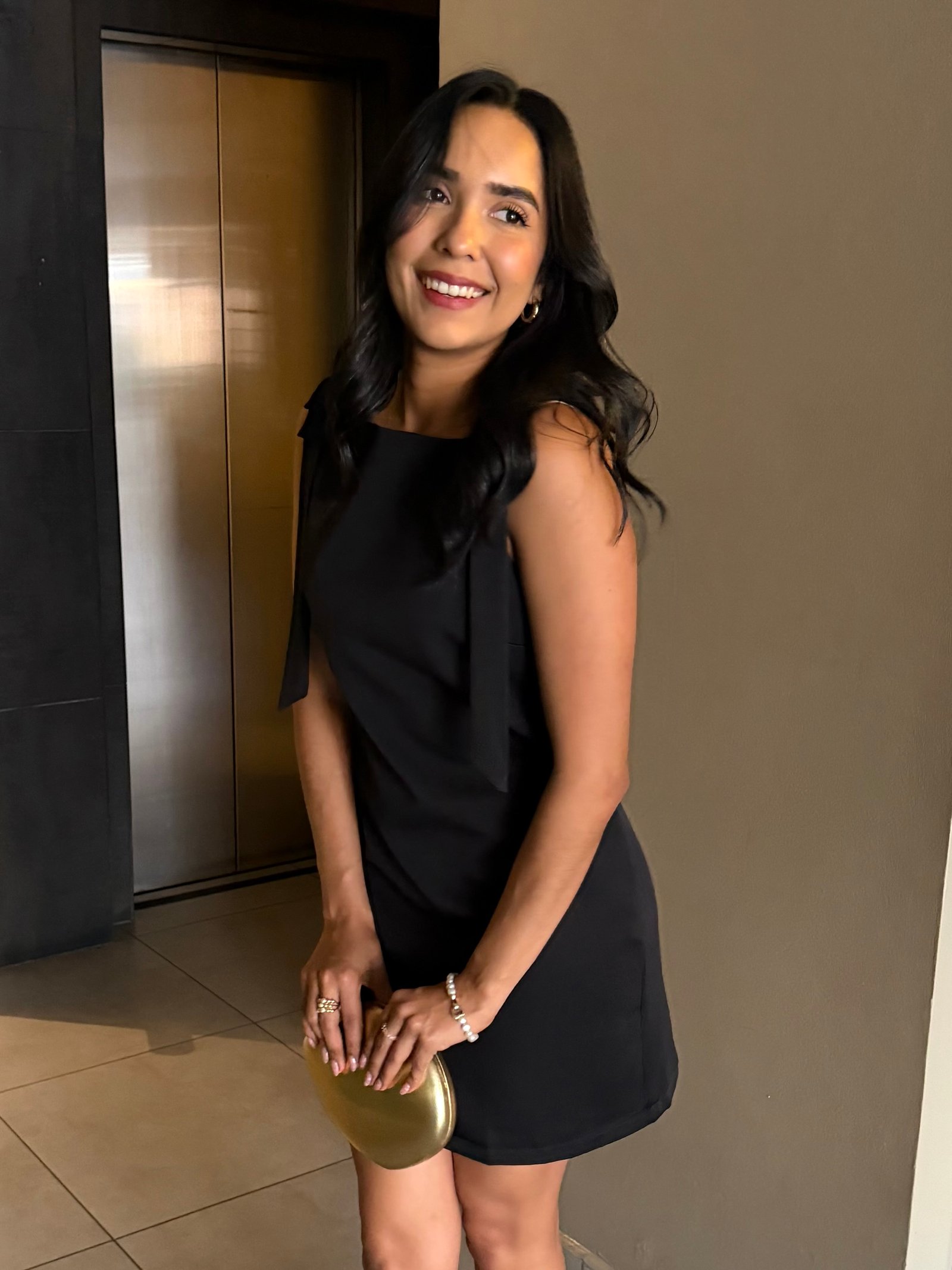 VESTIDO MINI NEGRO CON CHONGOS EN LOS HOMBROS