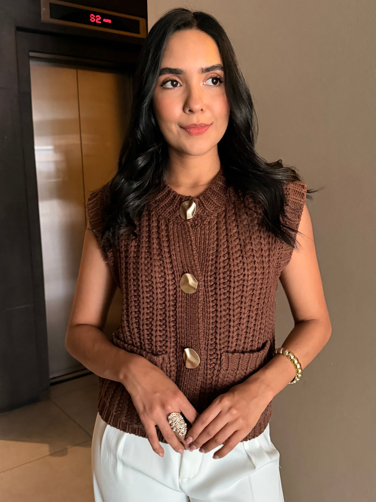 CHALECO TEJIDO CON BOTONES DORADOS