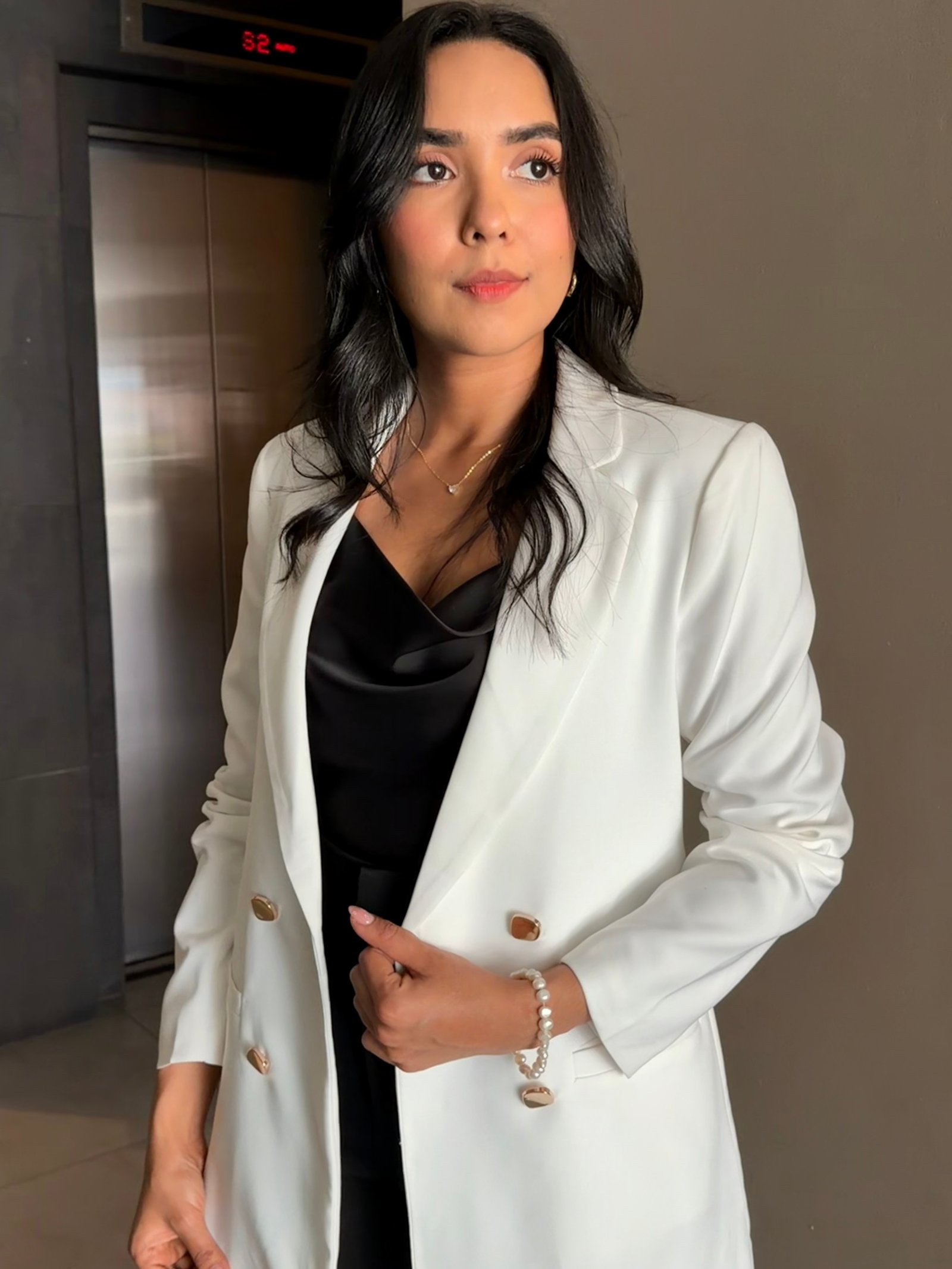 BLAZER MIT BOTONES DORADOS