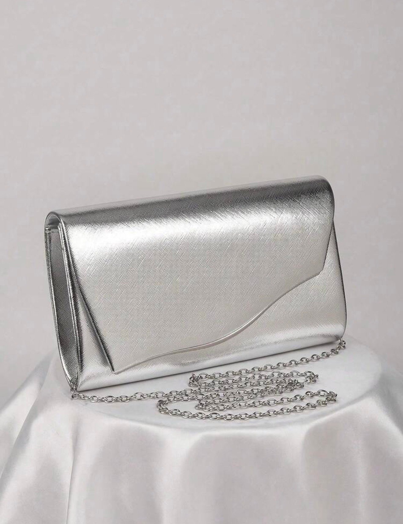 CLUTCH OVAL PLATEADA LINEAS
