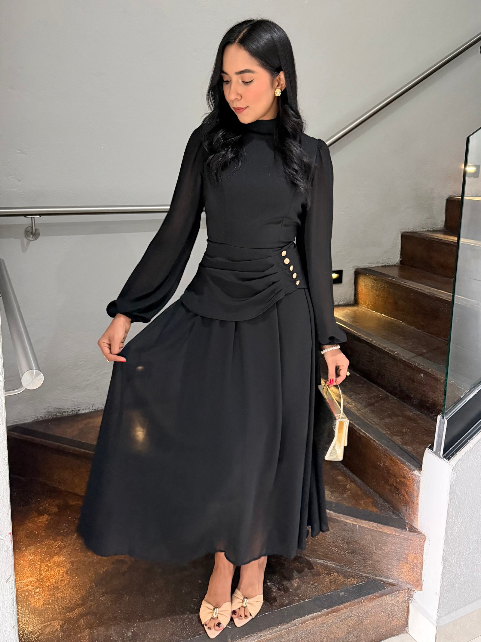 VESTIDO MAXI MANGA LARGA NEGRO CON BOTONES DORADOS