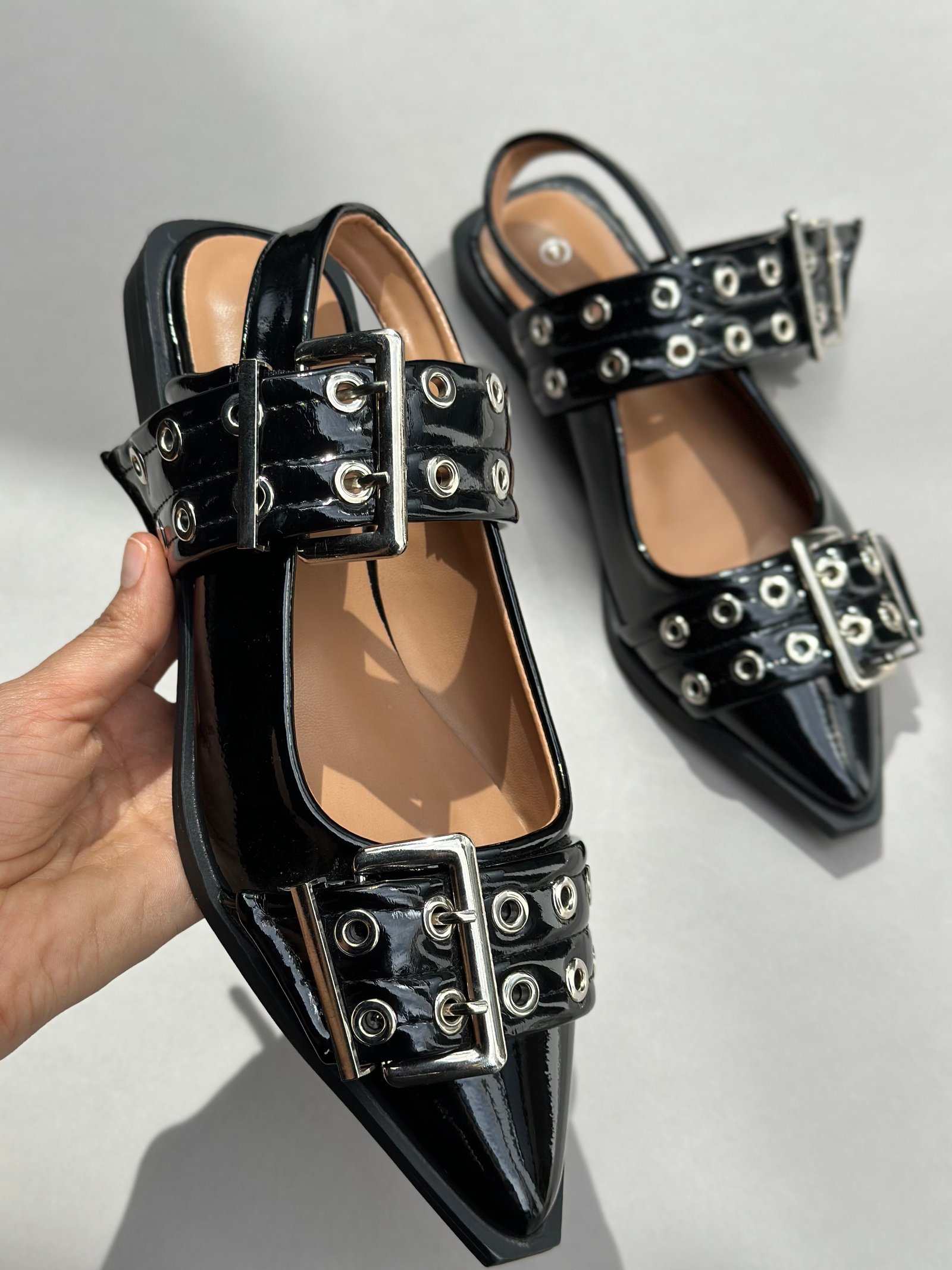 ZAPATOS FLATS NEGRO CON TACHAS TALLA 8.5