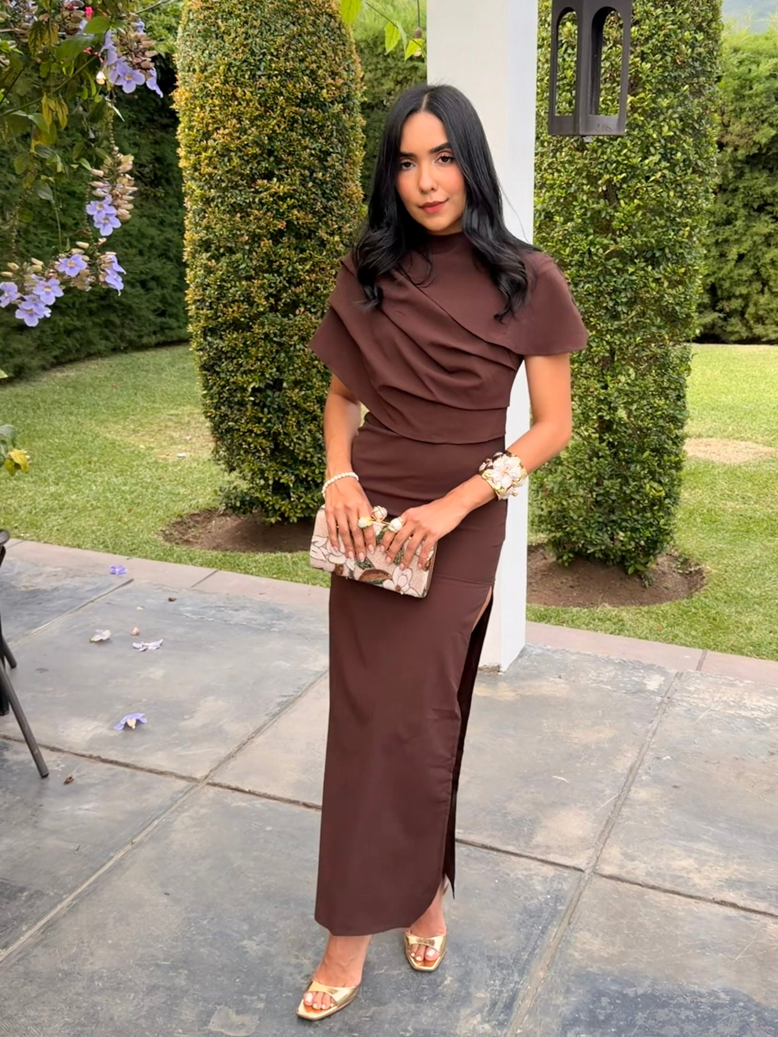 VESTIDO MAXI DRAPEADO CON ESCOTE ESPALDA CAFÉ
