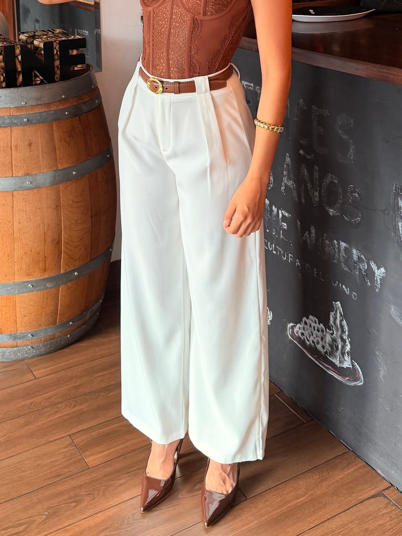 PANTALON BLANCO CORTE RECTO CON CINTURON NEGRO
