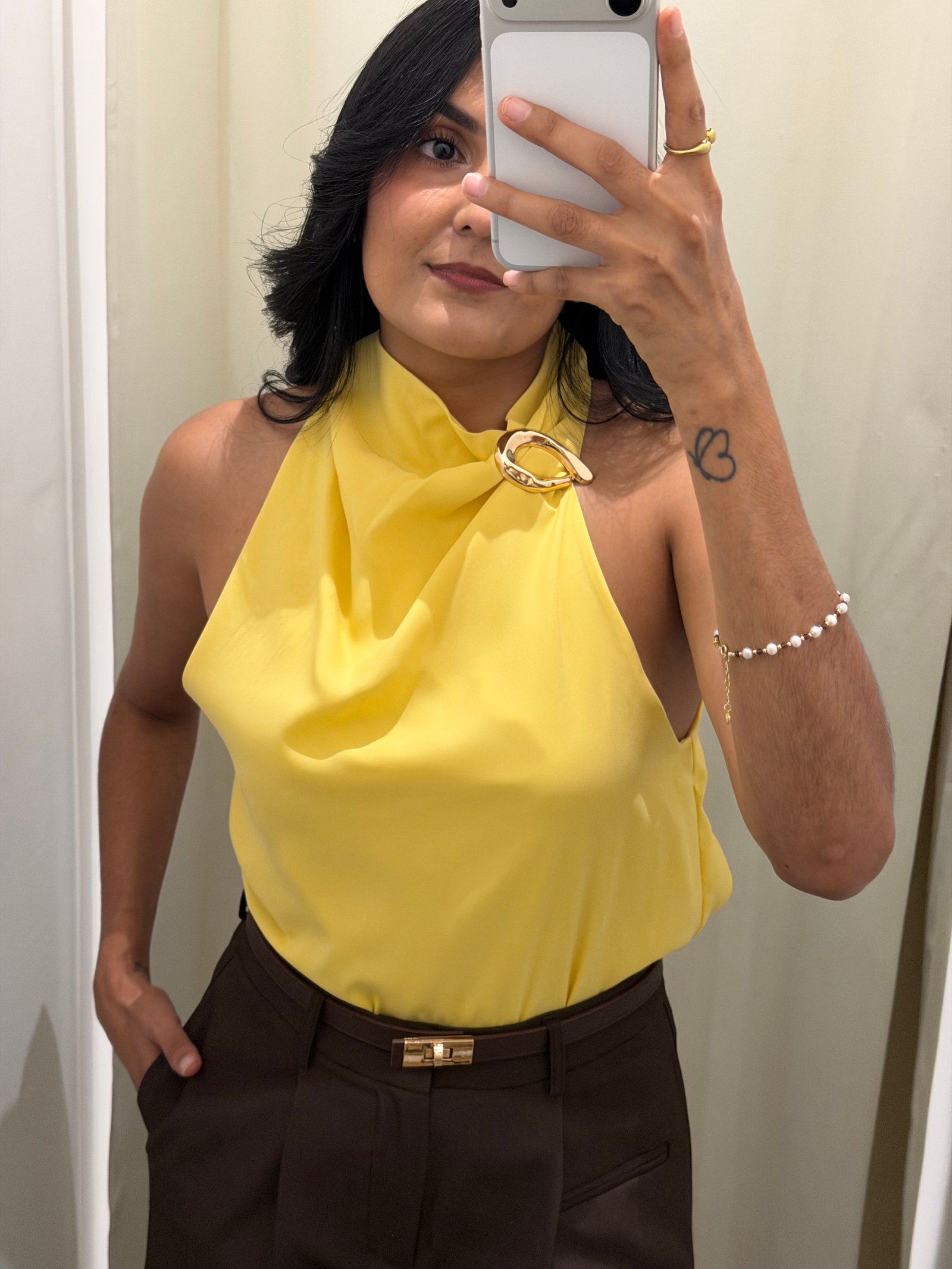 CAMISA HALTER AMARILLO CON DETALLE DORADO EN EL CUELLO