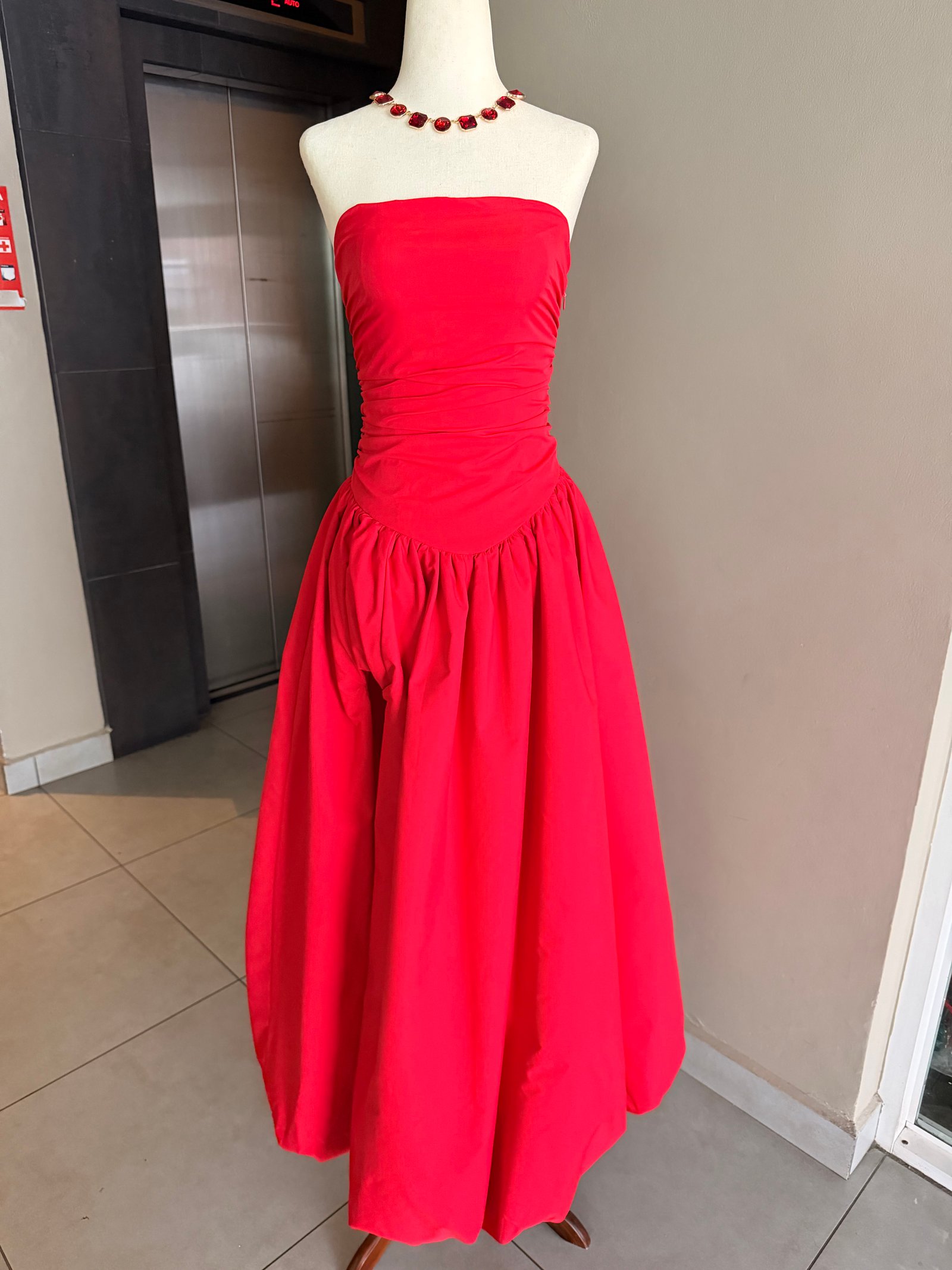 VESTIDO MAXI STRAPLESS BOMBA ROJO TALLA XS
