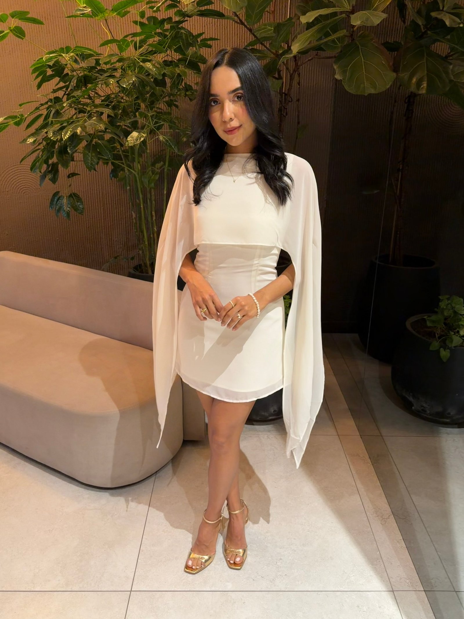 VESTIDO MINI BLANCO CON CAPA