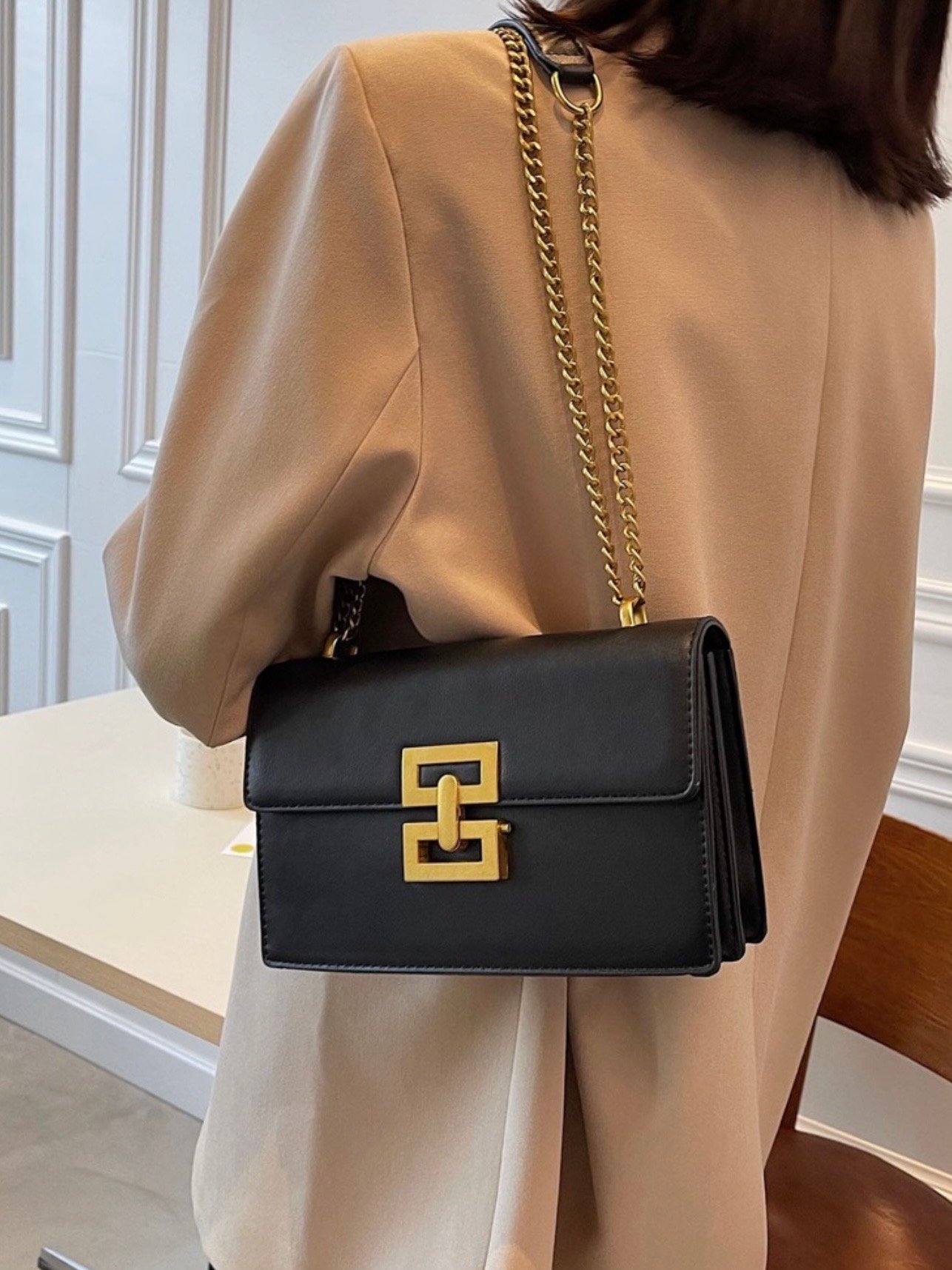 CARTERA RECTANGULAR CON DETALLES DORADO