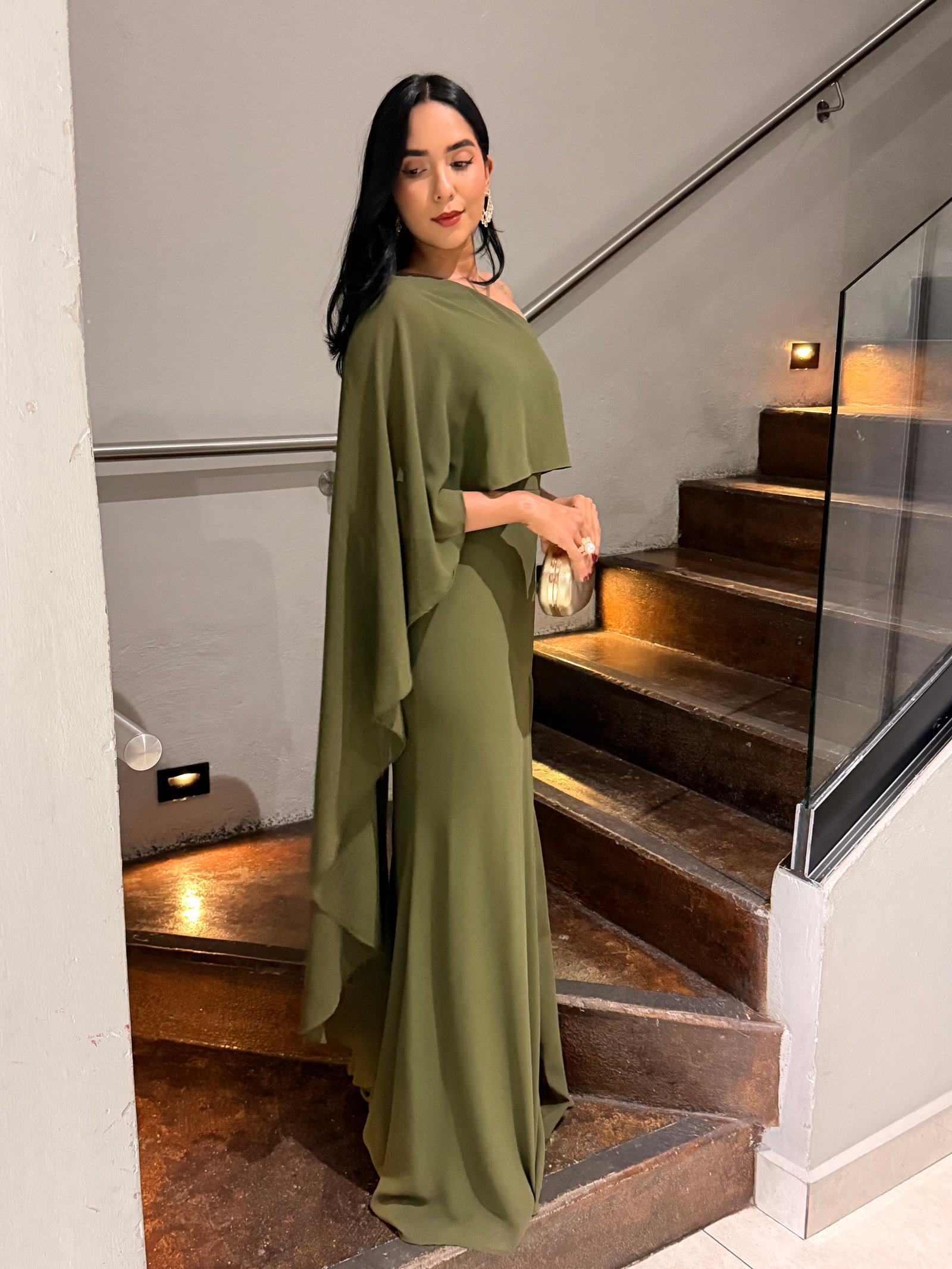 VESTIDO PREMIUM ONE SHOULDER CAPA VERDE OLIVO