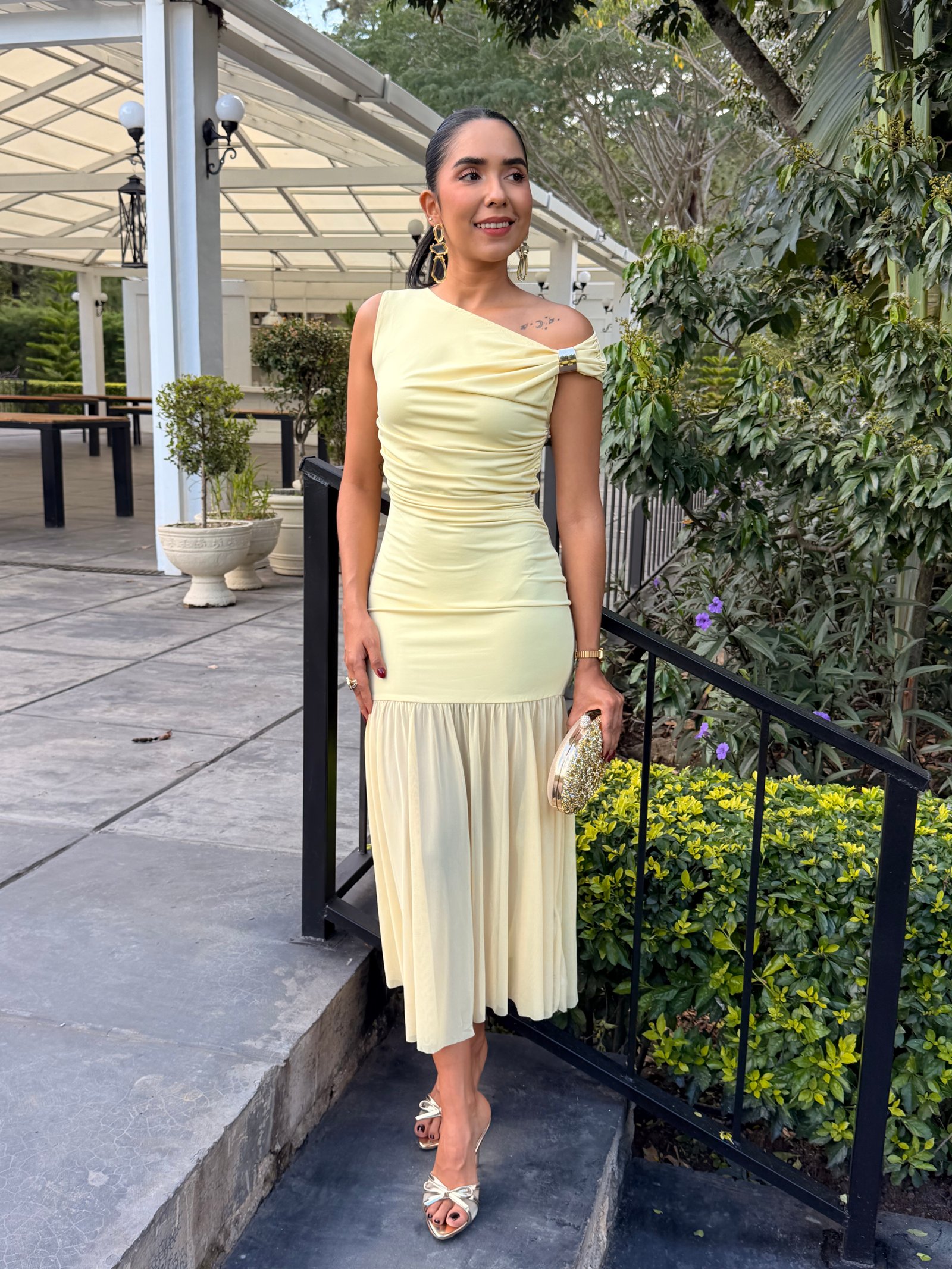 VESTIDO AMARILLO MAXI HALTER CON DETALLE DORADO